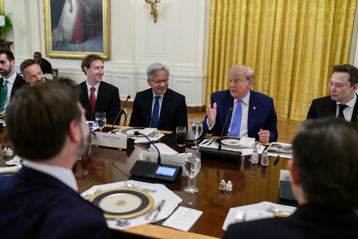 Trump Hosts AI Titans for White House Lunch, Backs Self-Regulation and Rebrands the Tech as “Super Intelligence”